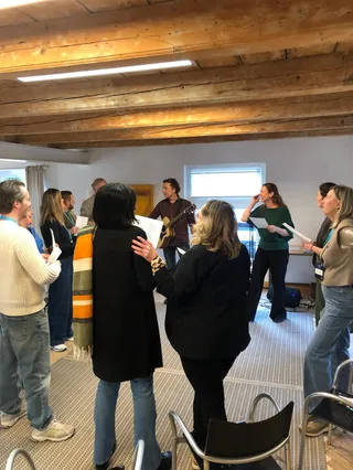 Foto van een Zangworkshop met diverse mensen en Astrid