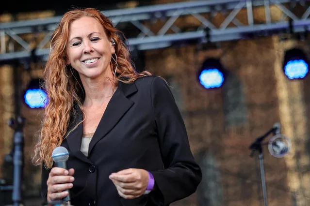 Foto van Astrid op een podium in Delft