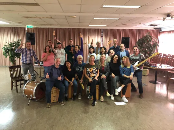 Groepsfoto van een teambuildingssessie "band"